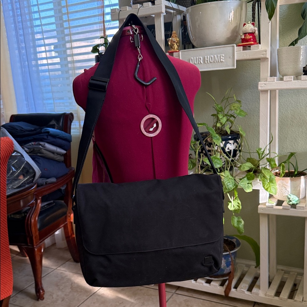 KNOMO Osaka Laptop Messenger Bag /Crossbody Shoulder Bag